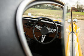 Lotus Elan GT (1966) – Das serienmässige Holzlenkrad ist irgendwann gegen ein Zubehörteil getauscht worden