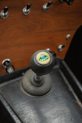 Lotus Elan GT (1966) – Der Schalthebel für das Vierganggetriebe sitzt nah am Armaturenbrett