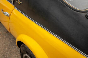 Lotus Elan GT (1966) – Eine Zierleiste kaschiert den Saum des Vinyldachs