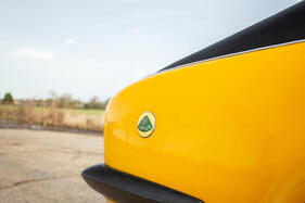 Lotus Elan GT (1966) – Markentypisch: Lotus-Emblem auf dem hinteren Seitenteil