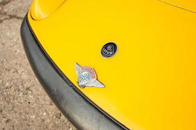 Lotus Elan GT (1966) – Plakette des Bournemouth Motor Club und ein schwarzes statt grünes Lotus-Emblem
