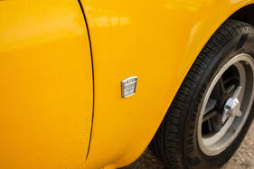 Lotus Elan GT (1966) – Verweis auf Jim Clarks Sieg beim Indy 500 am rechten Kotflügel