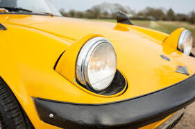 Lotus Elan GT (1966) – Während der Prototyp noch feste Lampen unter Plexiglas trug, behielt das Serienmodell die Klappscheinwerfer