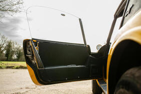 Lotus Elan GT (1966) – simple Türverkleidungen und Schiebegriff statt Fensterkurbel