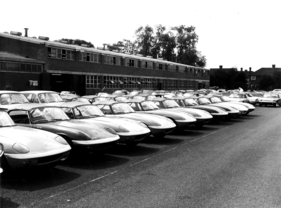 Lotus Elan S2 (1965) - fertiggestellte Cabriolets vor der Lotus-Fabrik