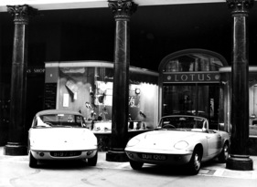 Lotus Elan S2 (1965) - vor passend beschriftetem Hintergrund