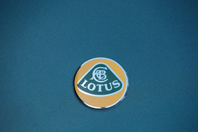 Lotus Elan S2 (1995) - das Lotus-Zeichen auf dem Bug