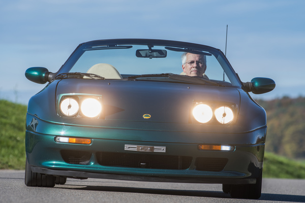 Lotus Elan S2 (1995) - klebt richtiggehend auf der Strasse