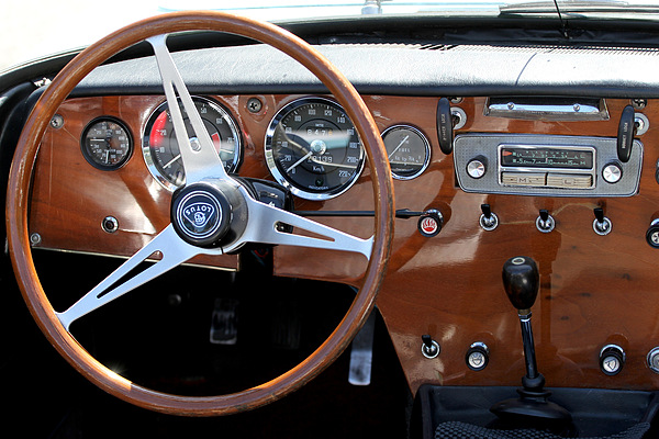 Lotus Elan S2 am British Car Meeting 2011 in Mollis - originalgetreues Armaturenbrett mit Radio
