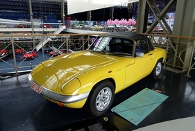 Lotus Elan S4 (1969) – nicht Teil der Sonderausstellung, aber nur ein paar Meter davon ausgestellt ist das Vorbild – Sonderausstellung "Big in Japan" in der Autoworld Brüssel