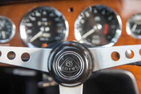 Lotus Elan S4 Coupé (1969) - das Lotus-Markenzeichen im Zentrum des Lenkrads