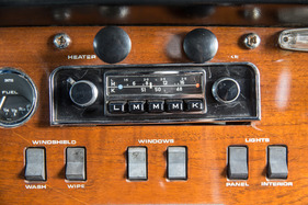 Lotus Elan S4 Coupé (1969) - zeitgenössisches Radio - aber wer möchte schon Musik hören in einem Lotus Elan?