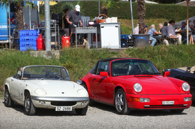 Lotus Elan S4 SE (1969) - neben Porsche 964 Targa - Albisgütli Classic Cars & Bikes August 2022