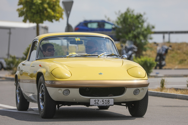 Lotus Elan Sprint Coupé (1972) - in der eleganten weiss-gelben Lackierung - Fantastic Plastic Rickenbach 2023