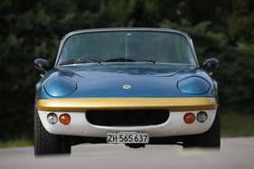 Lotus Elan Sprint DHC (1972) - Frontansicht, nur 1,42 Meter breit ist der Sprint