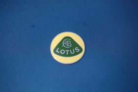 Lotus Elan Sprint DHC (1972) - das Lotus-Zeichen auf der Motorhaube