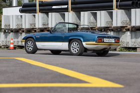Lotus Elan Sprint DHC (1972) - die Zweifarbenkarosserie war typisch für den Sprint, man konnte ihn aber auch einfarbig haben