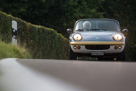 Lotus Elan Sprint DHC (1972) - trotz schmaler Reifen sind hohe Kurvengeschwindigkeiten möglich Lotus Elan Sprint DHC (1972) - trotz schmaler Reifen sind hohe Kurvengeschwindigkeiten möglich