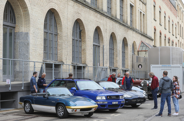 Bild: Lotus Elan Sprint DHC (1973) - neben Audi RS2 und Jaguar XK-R - Older Classics Juni 2024
