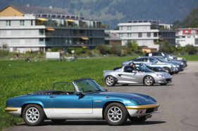 Lotus Elan Sprint DHC (1973) - und seine späten Nachfolger (im Hintergrund) - BCM 2022