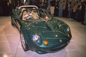 Lotus Elise (1995) - Am Steuer die Enkelin Romano Artiolis und Namensgeberin für den Elise, Elisa Artioli Lotus Elise (1995) - Am Steuer die Enkelin Romano Artiolis und Namensgeberin für den Elise, Elisa Artioli