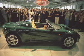 Lotus Elise (1995) - Ein witzige Idee für die Präsentatiion, die Kleine in das Fahrzeug zu setzen