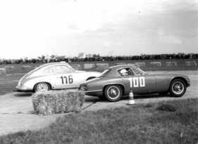Lotus Elite (1961) - Charles Vögele kann beim Flugplatzrennen von Wien Sepp Greger im Porsche 356 Carrera überholen und den Kategoriensieg erringen
