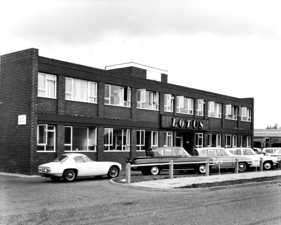 Lotus Elite (1961) - vor dem Fabrikgebäude von Lotus im Jahr 1964 Lotus Elite (1961) - vor dem Fabrikgebäude von Lotus im Jahr 1964