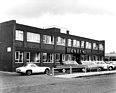Lotus Elite (1961) - vor dem Fabrikgebäude von Lotus im Jahr 1964