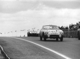 Lotus Elite Type 14 vor einem Ferrari 250 TRI:61 in Le Mans 1961