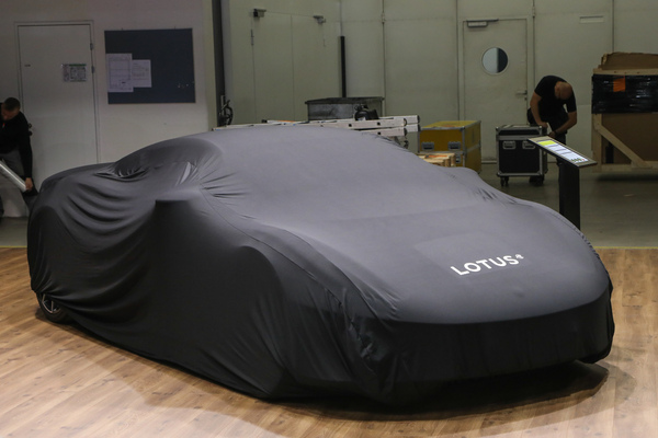 Lotus Emira (2022) - noch unter edlem Tuch versteckt - Auto Zürich 2022