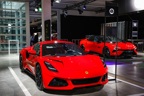 Lotus Emira (2025) - noch mit Benzinmotor, ganz in Rot - 38. Auto Zürich 2025