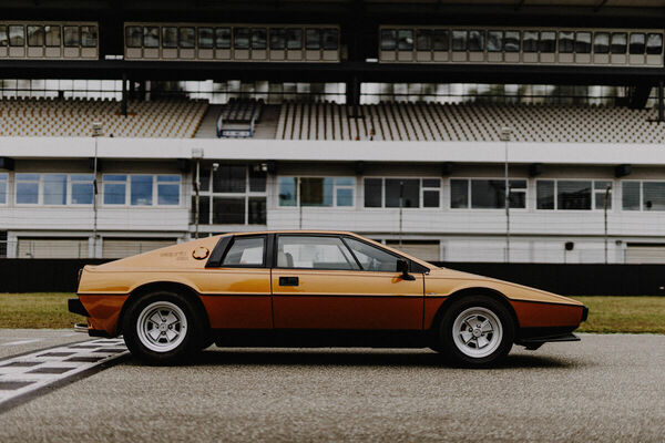 Bild: Lotus Esprit Golden Edition (1980) - in der Sonderschau "Faszination Black&Gold – 50 Jahre John Player Special - Essen Motor Show 2022