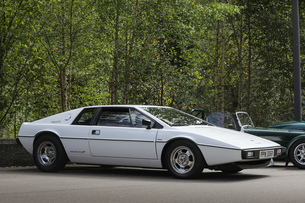 Lotus Esprit S1 (1977) - das Kennzeichen passt zum Film, nur tauchen kann er vermutlich nicht - British Car Meeting Motorworld Kemptthal 2025