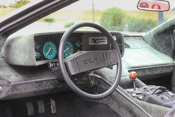 Bild Lotus Esprit S1 (1978) - Blick ins Interieur, die Farbe wird als Gungrey genannt, die Färbung stammt von den getönten Scheiben gemäss Besitzer - Fantastic Plastic 2024