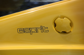 Lotus Esprit S1 (1978) - Esprit-Schriftzug auf der Flanke beim Tankdeckel