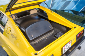 Lotus Esprit S1 (1978) - die Klappe wird für Eingriffe zum Motor entfernt