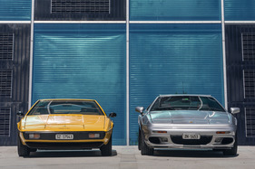 Lotus Esprit S1 (1978) und Lotus Esprit V8 GT (1998) - der ältere Wagen ist rund fünf Zentimeter flacher Lotus Esprit S1 (1978) und Lotus Esprit V8 GT (1998) - der ältere Wagen ist rund fünf Zentimeter flacher