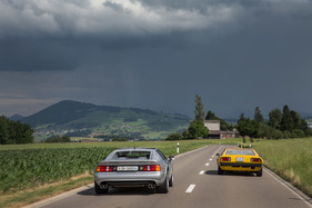 Lotus Esprit S1 (1978) und Lotus Esprit V8 GT (1998) - der frühe Esprit vorne wirkt deutlich schmächtiger als er es gemäss den Abmessungen ist
