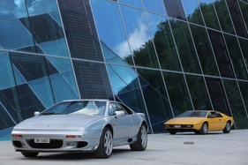 Lotus Esprit S1 (1978) und Lotus Esprit V8 GT (1998) - der moderne Wagen fährt seinem Urahnen davon