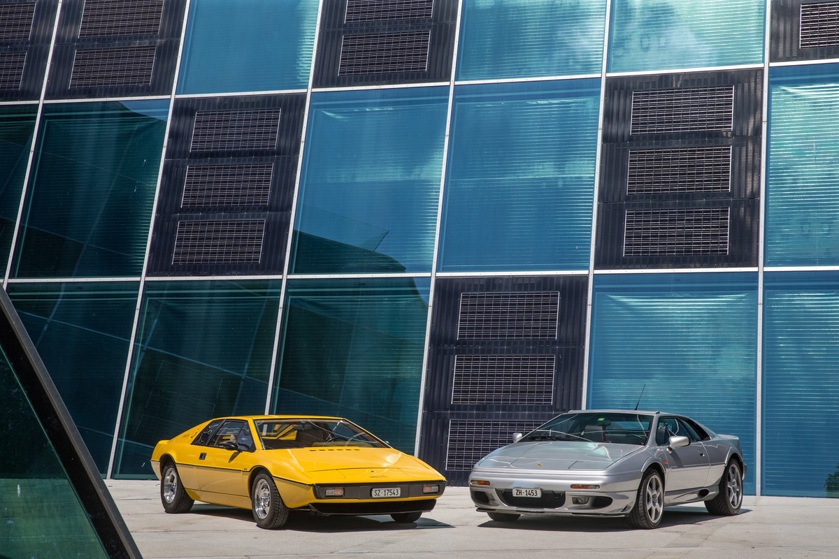 Lotus Esprit S1 (1978) und Lotus Esprit V8 GT (1998) - links das Originaldesign von Giugiaro, rechts die Variante von Stevens/Thomson