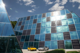 Lotus Esprit S1 (1978) und Lotus Esprit V8 GT (1998) - wie futuristisch der Esprit S1 1975 wirkte, kann man sich heute gar nicht mehr vorstellen Lotus Esprit S1 (1978) und Lotus Esprit V8 GT (1998) - wie futuristisch der Esprit S1 1975 wirkte, kann man sich heute gar nicht mehr vorstellen