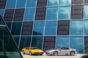 Lotus Esprit S1 (1978) und Lotus Esprit V8 GT (1998) - zwanzig Jahre liegen zwischen den beiden Sportwagen Lotus Esprit S1 (1978) und Lotus Esprit V8 GT (1998) - zwanzig Jahre liegen zwischen den beiden Sportwagen