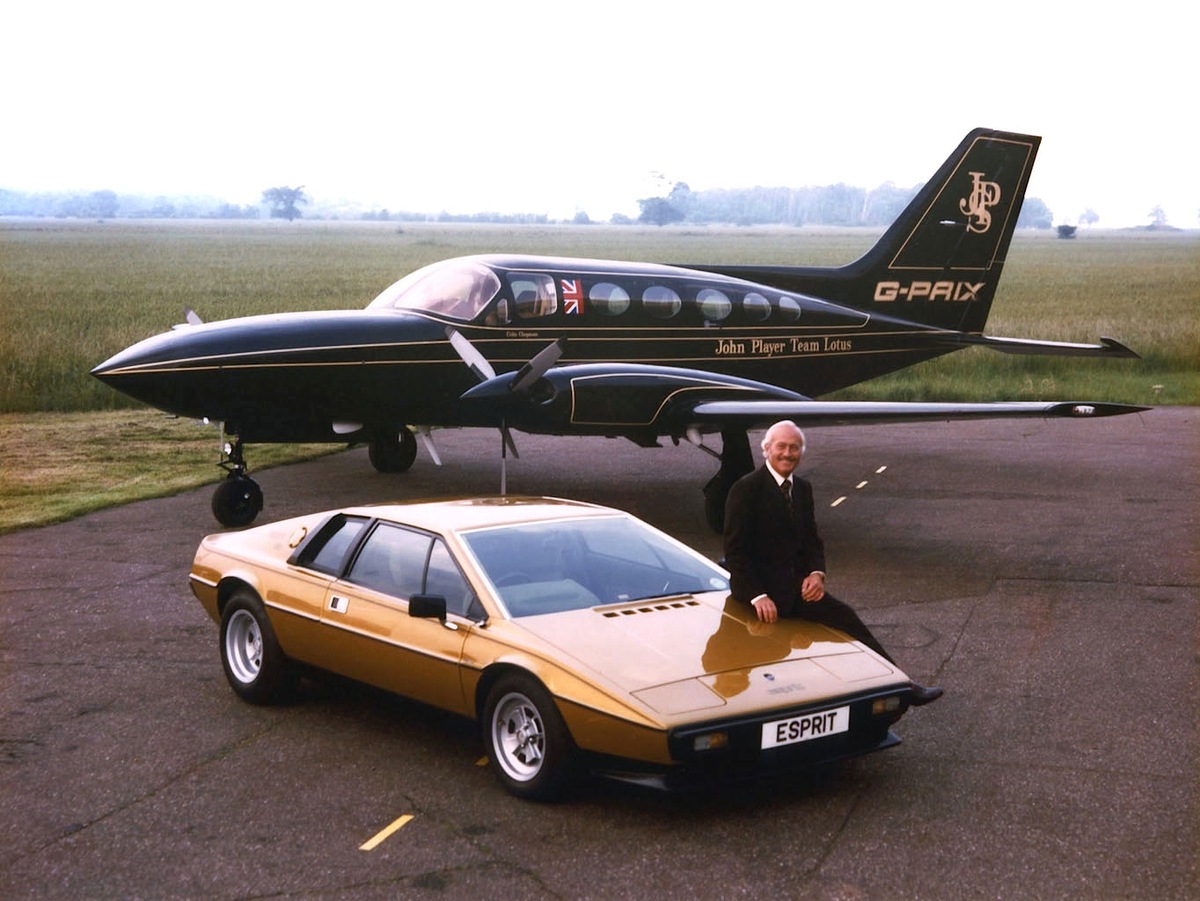 Lotus Esprit S2 (1979) - Colin Chapman mit seinem Sportwagen vor dem Firmenflugzeug