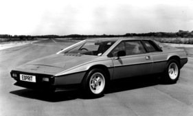Lotus Esprit S2 (1980) - der S2 unterschied sich von aussen durch einen vergrösserten Frontspoiler, geänderte Rückleuchten und andere Felgen vom S1