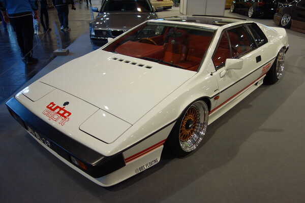 Lotus Esprit Turbo (1985) – mit goldenen BBS-Rädern und Instagram-Verweis – Essen Motor Show 2023