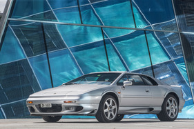 Lotus Esprit V8 GT (1998) - angedeutete Kotflügelverbreiterungen machen Platz für die 235-er und 285-Reifen