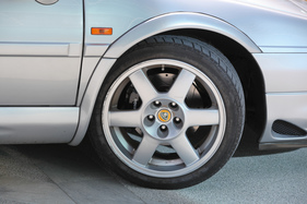 Lotus Esprit V8 GT (1998) - breite Aluräder beim modernen Esprit