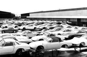 Lotus Europa (1966) - ganz hinten auf dem Platz vor der Fabrik sieht man Karosserien des Lotus Europa, neben vielen Elan in den unterschiedlichsten Konfigurationen