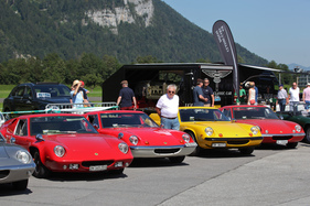 Lotus Europa (1969) - mit "Kollegen" - flach und leicht sind sie alle - BCM Mollis 2019